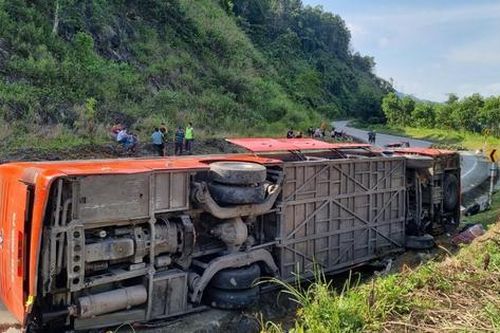 Xe chở 25 khách lật trên đường Hồ Chí Minh