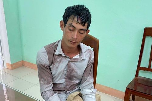Bắt nghi phạm dùng dao đâm chết vợ giữa đường