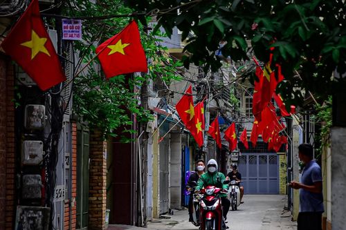 Phố phường Hà Nội rực rỡ cờ hoa mừng ngày lễ 30/4-1/5
