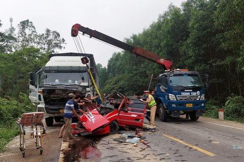 Xe con đối đầu xe tải, 4 người trong gia đình thương vong