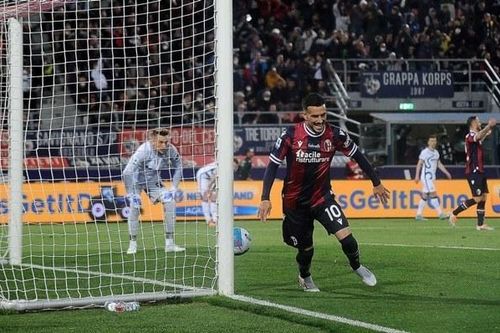 Inter thua ngược Bologna, AC Milan mở cờ trong bụng