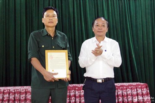 Trao Thư khen của Chủ tịch nước, Bằng khen của UBND tỉnh cho Chủ tịch Hội CCB xã cứu người đuối nước