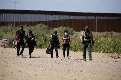 Mỹ dỡ bỏ quy định hạn chế nhập cảnh khu vực biên giới Mexico