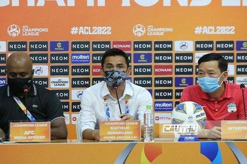 Kiatisak: 'Chúng tôi thua vì đối thủ có tới 2,3 đội hình'