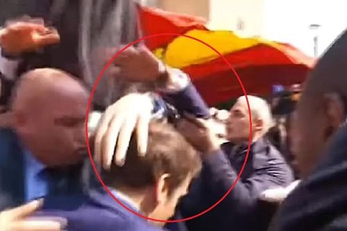 Video Tổng thống Pháp Macron bị người dân quá khích ném cà chua