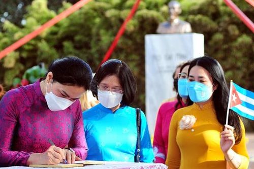 Hình ảnh Đoàn Hội LHPN Việt Nam thăm và làm việc tại Cuba