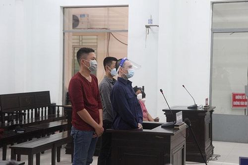 Mâu thuẫn, dùng dao đâm người