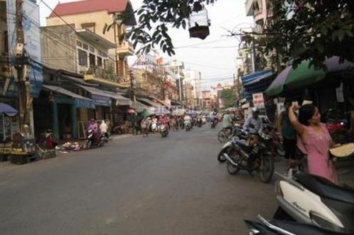 Truy tìm con trăn sổng chuồng xuống phố
