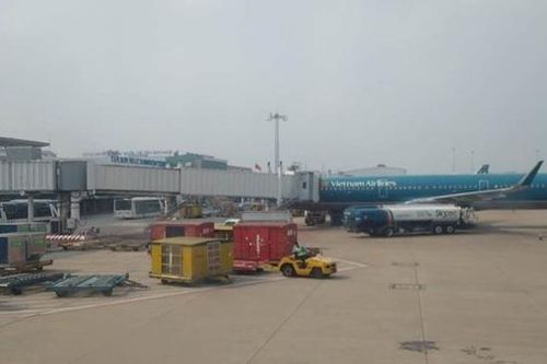 Tia laser, flycam uy hiếp an toàn bay ở Tân Sơn Nhất