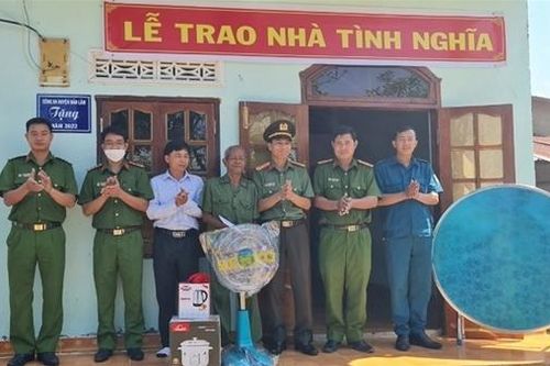 Trao tặng hai căn nhà tình nghĩa cho gia đình đồng bào thiểu số