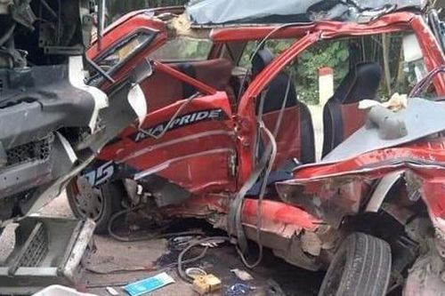 Xe nổ lốp mất lái, 4 người trong gia đình đi du lịch gặp nạn, 1 người chết