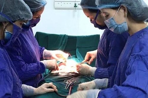 25 viên sỏi lấp đầy bàng quang người liệt tủy