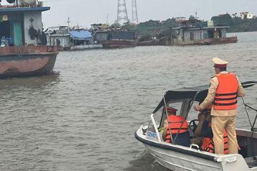 Tìm thấy thi thể bé trai mất tích 3 ngày trên sông Hồng