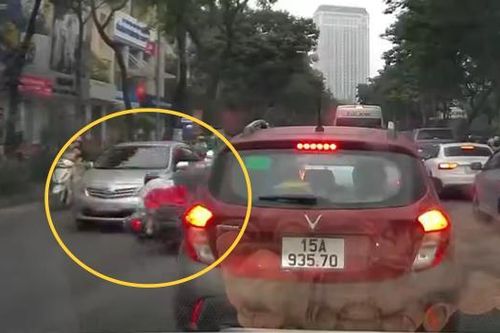 Cô gái lái xe Honda SH lấn làn, tông vào đầu ô tô đối diện