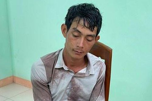 Chồng phóng xe rượt đuổi rồi chém vợ tử vong