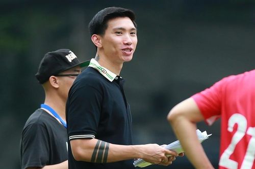 Văn Hậu chỉ đạo Phan Văn Đức, Bùi Tiến Dũng thi đấu
