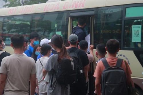 Người dân đổ xô về quê nghỉ lễ 30/4 – 1/5