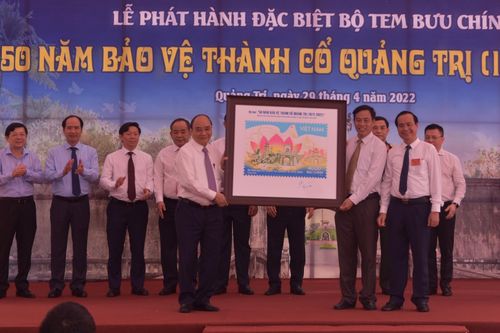 Chủ tịch nước Nguyễn Xuân Phúc ký phát hành bộ tem bưu chính '50 bảo vệ Thành cổ Quảng Trị'