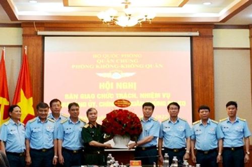 Bàn giao chức trách, nhiệm vụ Bí thư Đảng ủy, Chính ủy Quân chủng Phòng không - Không quân