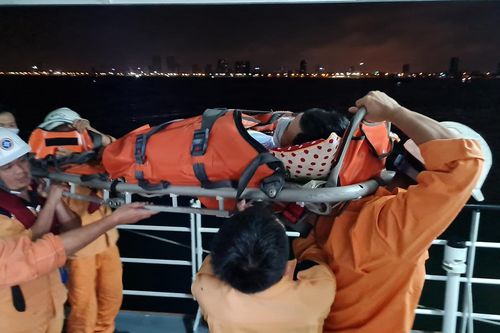 Cứu thuyền viên bị bệnh nguy cấp trên vùng biển phía tây quần đảo Hoàng Sa