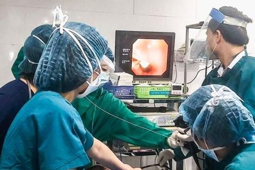 Mải chơi đùa, bé trai 16 tháng tuổi nuốt phải mặt nhẫn