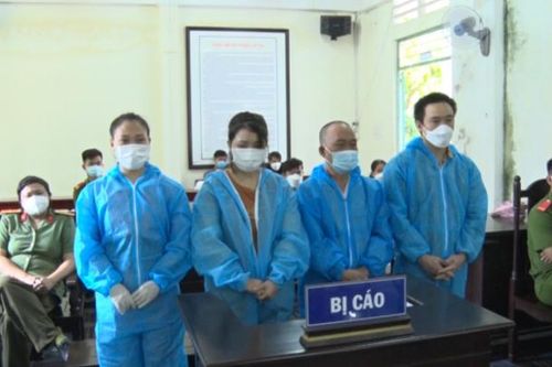 Bố cùng 3 con hầu tòa vì mua bán 'cái chết trắng'