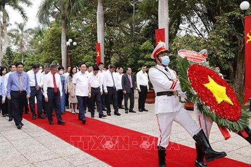 Chủ tịch Quốc hội dâng hương tưởng niệm Chủ tịch Hồ Chí Minh tại Trà Vinh