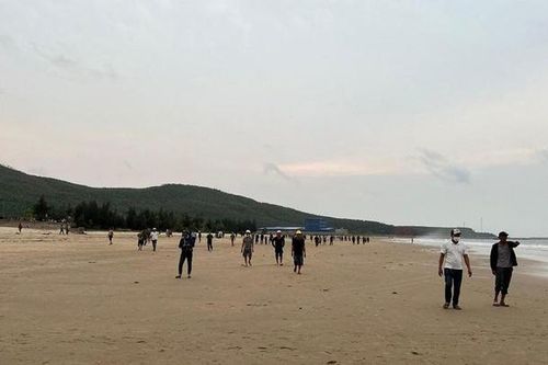 Nỗ lực tìm kiếm học sinh bị sóng cuốn khi đi tắm biển cùng bạn