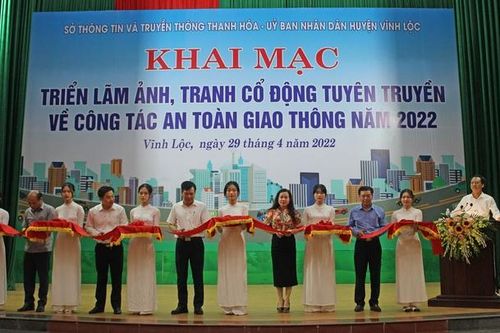 Thanh Hóa: Khai mạc triển lãm ảnh và tranh cổ động về an toàn giao thông