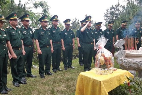 Dâng hương tri ân Bác Hồ, các Anh hùng liệt sĩ và viếng mộ Đại tướng Võ Nguyên Giáp