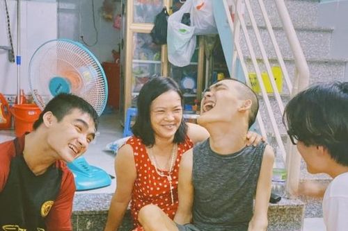 Hà Anh Tuấn giúp đỡ mẹ đơn thân nuôi 2 con bị khiếm khuyết