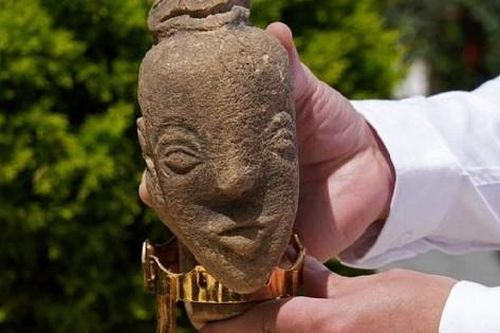 Tìm thấy 'báu vật' cổ đại, người nông dân ngỡ bán được rất nhiều tiền và cái kết bất ngờ