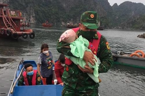 Bộ đội Biên phòng Quảng Ninh cứu bé gái 1 tuổi bị rơi xuống biển
