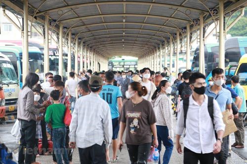 Người dân ùn ùn rời Thủ đô về quê trong dịp nghỉ lễ 30/4-1/5