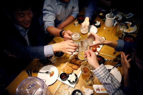 Người trẻ Hàn Quốc lo sợ văn hóa ăn nhậu sau giờ làm quay trở lại