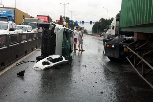 TP Hồ Chí Minh: Liên tiếp 2 vụ ô tô đâm vào dải phân cách, lật nhào trên đường
