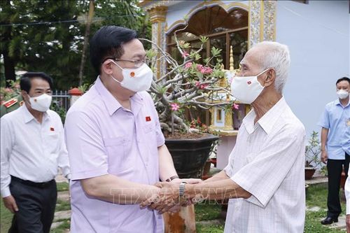 Chủ tịch Quốc hội thăm gia đình đồng chí Lâm Phú và Mẹ Việt Nam Anh hùng Nguyễn Thị Vàng
