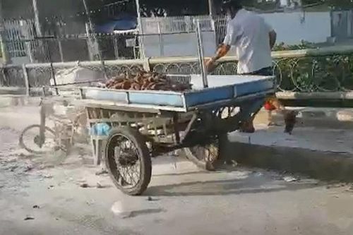 Bị nhắc nhở, người đàn ông bán rau củ bất ngờ châm lửa đốt xe ba gác
