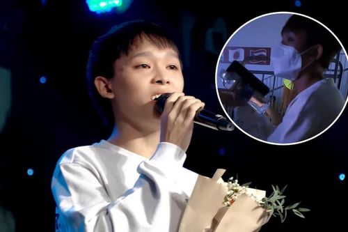Hồ Văn Cường ghi điểm khi diễn xong vẫn ngồi lại hàng ghế khán giả chăm chú xem các tiết mục khác