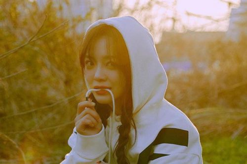Lộ ảnh Kim Se Jeong ở hậu trường phim mới, nhan sắc thế nào mà fan khen đỉnh hơn hồi Hẹn Hò Chốn Công Sở?