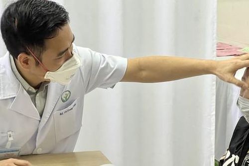 Bé trai bị lồi mắt, gương mặt biến dạng vì không có tiền chữa trị bệnh