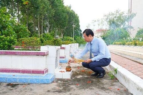 Lãnh đạo tỉnh Đồng Tháp viếng Nghĩa trang Liệt sĩ nhân Ngày Giải phóng miền Nam 30/4