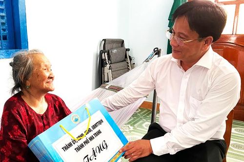 Thăm, tặng quà các Bà mẹ Việt Nam Anh hùng, Anh hùng lực lượng vũ trang nhân dân