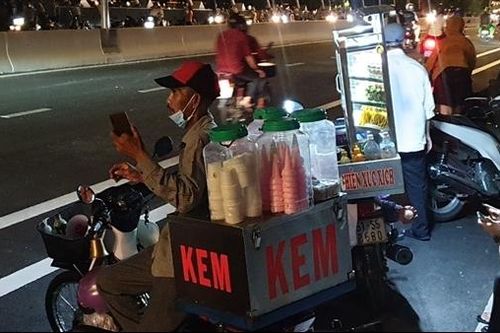 Cầu vừa khánh thành, dân vui, lên ngắm...