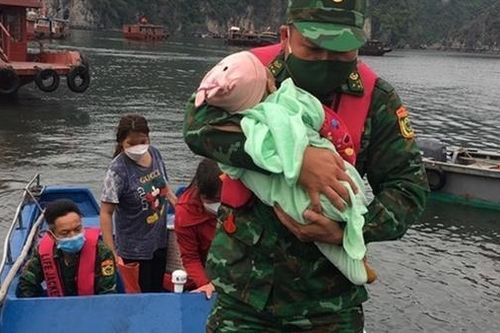 Bé gái 1 tuổi rơi xuống biển được bộ đội Biên phòng cứu sống