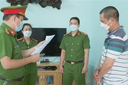 Nhân viên công ty ăn chặn tiền khách hàng