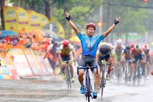 Nguyễn Văn Bình thắng chặng đua trong mưa từ Đà Lạt về Bảo Lộc