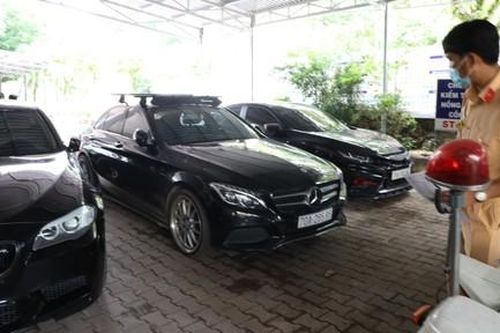 CSGT phạt tài xế ôtô lắp pô độ, gây tiếng ồn