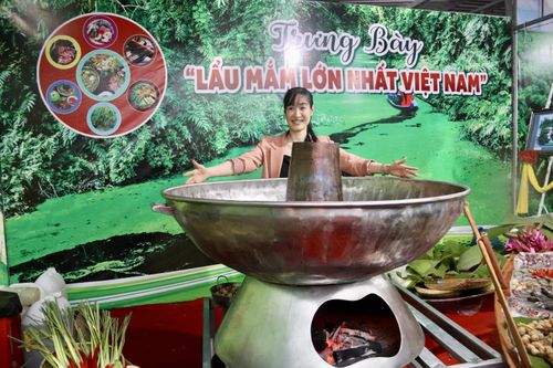 Nồi lẩu mắm lớn nhất Việt Nam, phục vụ cùng lúc 300 thực khách