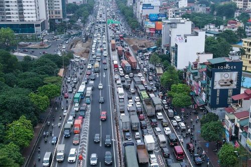 Người dân nườm nượp về quê nghỉ lễ, cửa ngõ Thủ đô ùn tắc kéo dài